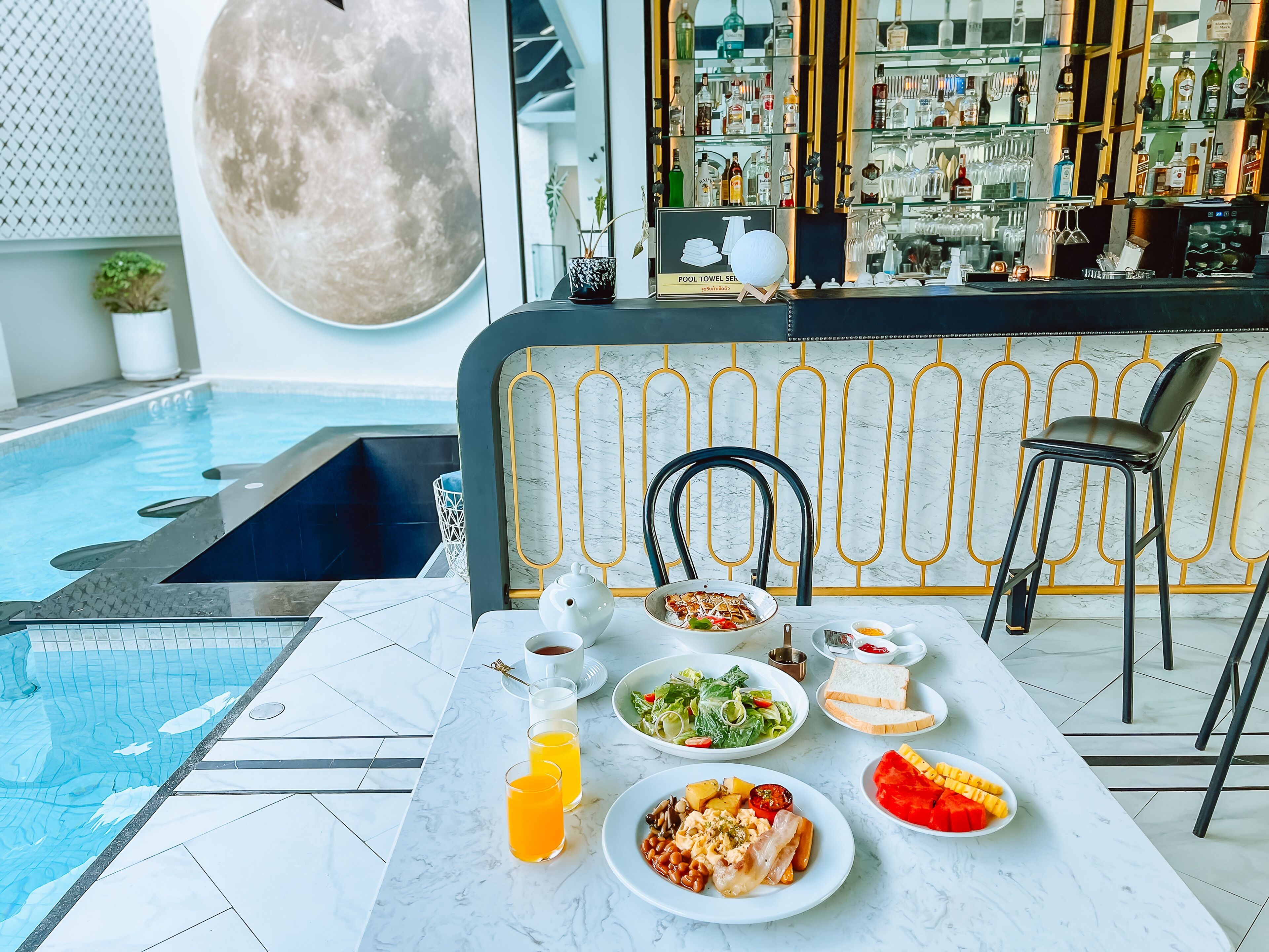 Daily buffet breakfast (THB 250 per person)