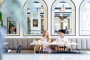 供应早餐、午餐和晚餐