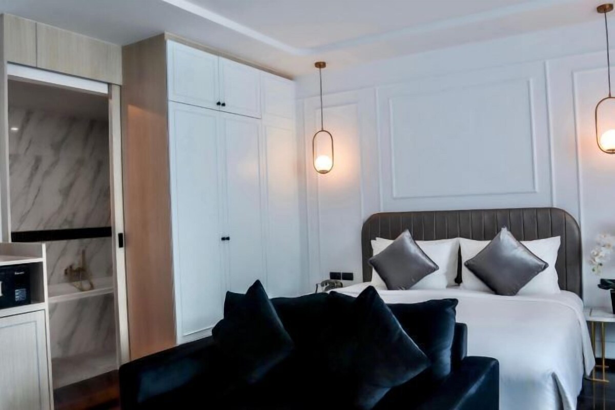 Minibar (con algunos artículos gratuitos), caja fuerte, escritorio
