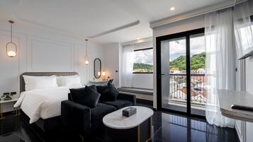 Premier Room | Free minibar items, in-room safe, desk, blackout drapes
