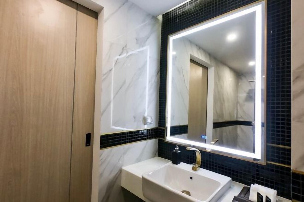 Towels, soap, shampoo, toilet paper