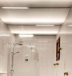 Combined shower/bathtub, bidet, towels - Villa Aguila with panoramic mountain and sea views, private pool, terraces (Calpe)