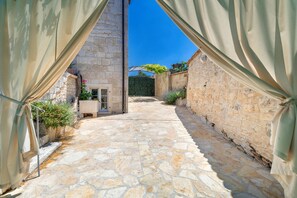 獨棟房屋 (Three Bedroom Home with heated Pool a) | 露台/庭院