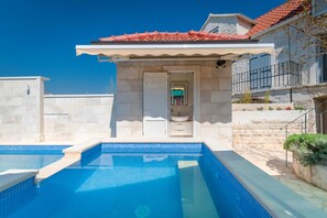 Hus (Three Bedroom Home with heated Pool a) | Pool | Utomhuspool, uppvärmd pool och solstolar