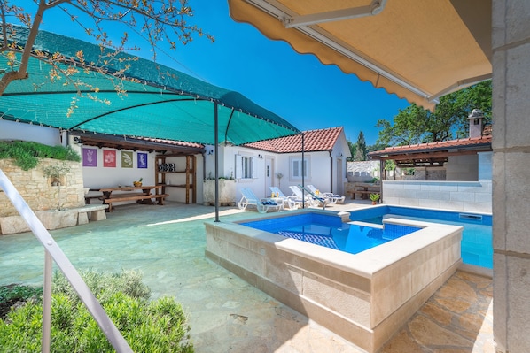 Maison (Three Bedroom Home with heated Pool a) | Extérieur