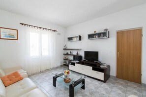 Lejlighed (Two Bedroom Apartment with Terrace an) | Stue | Tv