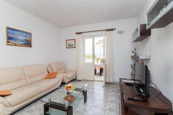 Huoneisto (Two Bedroom Apartment with Terrace an) | Olohuone | Televisio