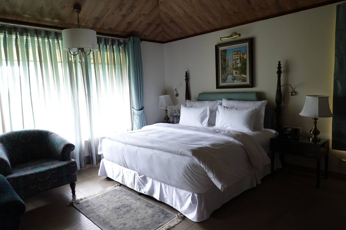 Duplex Suite with Valley View and Private Sitting Area | Minibar, két bảo mật tại phòng, bàn, phòng cách âm