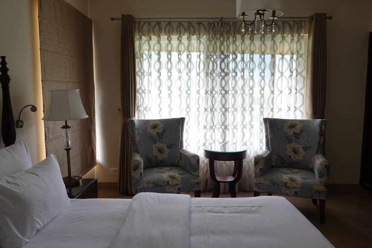 Deluxe Suite with Valley View and Private Sitting Area | Minibar, két bảo mật tại phòng, bàn, phòng cách âm