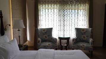 Deluxe Suite with Valley View and Private Sitting Area | 1 bedroom, minibar, in-room safe, desk
