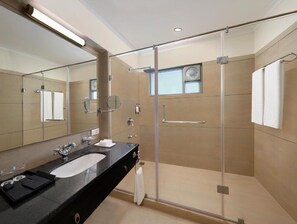 Executive Suite with Valley View and Private Sitting Area | Bathroom | Combined shower/bathtub, free toiletries, hair dryer, bathrobes