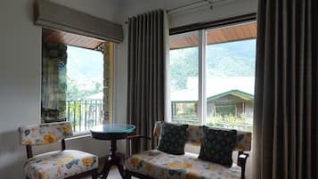 Deluxe Room with Valley View | Living area