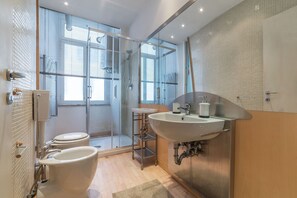 Appartement | Salle de bain | Douche, sèche-cheveux, serviettes fournies