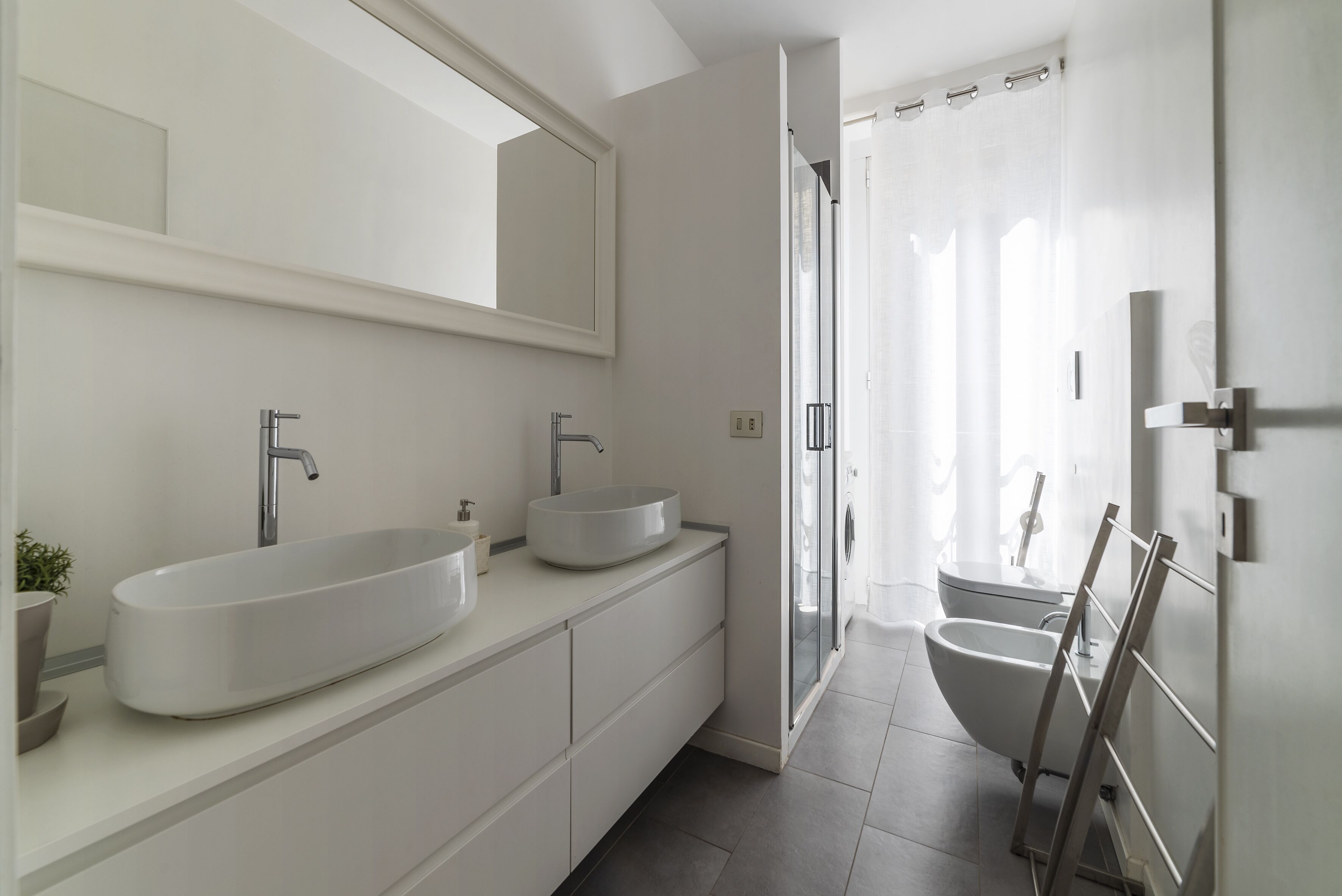 Apartamento, 2 habitaciones | Baño | Ducha, secador de pelo y toallas