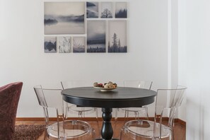 Apartment, 2 Schlafzimmer | Essbereich im Zimmer