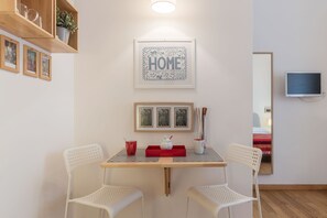 Apartment, 5 Schlafzimmer (Bilo) | Essbereich im Zimmer