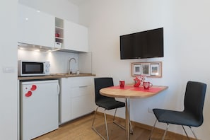 Appartement, 5 slaapkamers (Bilo) | Privékeuken | Een koelkast met diepvriezer, een microgolfoven, een vaatwasser