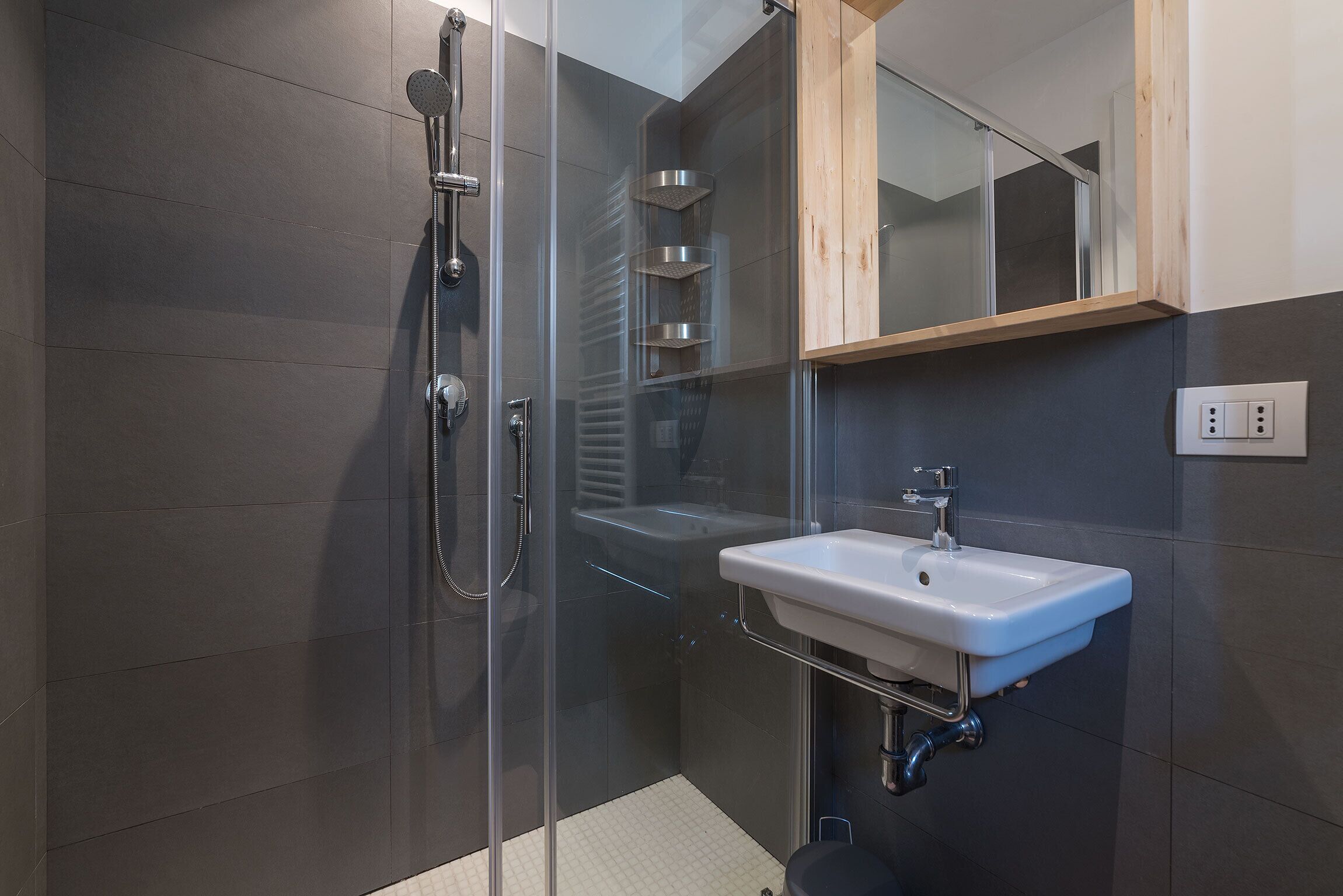 Apartment, 5 Bedrooms (Bilo) | Bathroom | Shower, hair dryer, towels