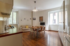 Apartment, 4 Schlafzimmer | Essbereich im Zimmer