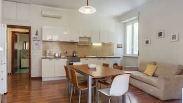 Apartamento, 4 quartos | Cozinha privada | Geladeira grande, fogão, lava-louças, cafeteira/chaleira