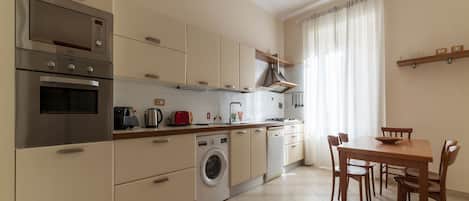 Apartment, 2 Schlafzimmer | Eigene Küche | Kühlschrank, Mikrowelle, Ofen, Geschirrspüler