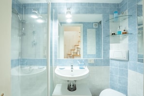 Bathroom - Quiet and Cozy Trastevere Hideaway (Rome)