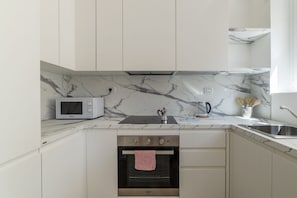 Apartment, 1 Bedroom | Private kitchen | Full-size fridge, microwave, oven - Vatican Museums Cosy Flat (Rome)