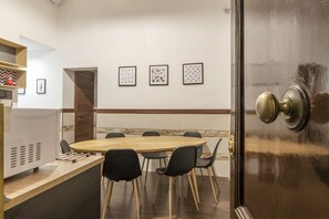 Apartment, 4 Schlafzimmer | Essbereich im Zimmer