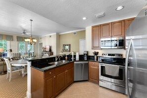 Frigorifero, microonde, forno, piano cottura