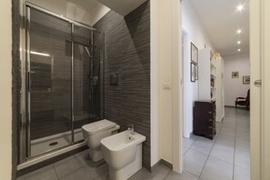 Bathroom - Porta Pia & Villa Torlonia Apartment with Balcony (Rome)
