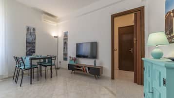 Apartamento, 2 quartos | Área de estar | TV de tela plana