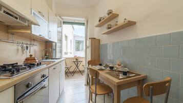 Apartamento, 2 quartos | Cozinha privada | Geladeira, lava-louças