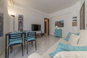 Appartement, 2 chambres | Aire de séjour | Téléviseur à écran plat