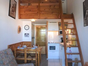 Fridge, microwave, oven, stovetop - Cozy Studio with Mezzanine, Balcony & Garage, 200m from Beach - Sleeps 4 - Saint-Hilaire-de-Riez (Saint-Hilaire-de-Riez)