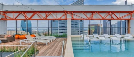Una piscina al aire libre de temporada