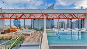 Una piscina al aire libre de temporada