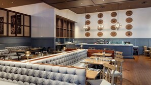 Ein Restaurant mit langer Theke, Sitzboxen und einer Bar.
