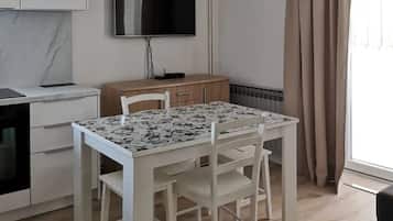 Apartment (One Bedroom Apartment with Terrace A2) | Dining room