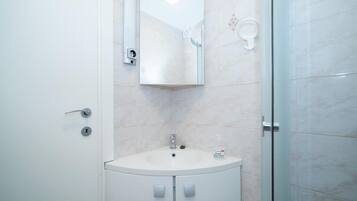 Apartment (One Bedroom Apartment with Terrace A2) | Badezimmer | Dusche, Handtücher