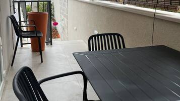 Apartment (One Bedroom Apartment with Terrace A2) | Dining room