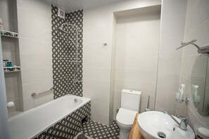 Duschwanne, Haartrockner, Handtücher, Seife