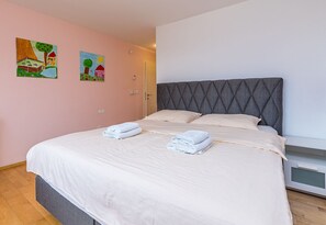 4 bedrooms, laptop workspace, bed sheets