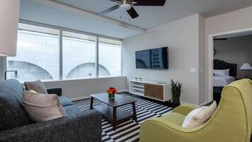 Apartment (1 Bedroom) | Ruang tamu | TV