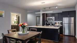 Refrigerador, microondas, horno, placa de cocina