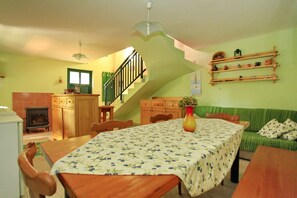Ferienhaus (Two Bedroom Stone House) | Esszimmer