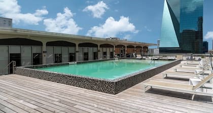 Downtown Dallas CozySuites w/ roof pool, gym #6