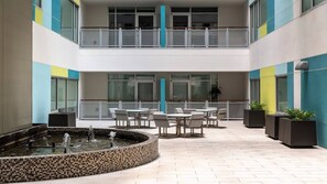 Outdoor dining - Downtown Dallas CozySuites w/ gym 9 (Dallas)