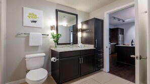Combined shower/bathtub, free toiletries, hair dryer, towels - Downtown Dallas CozySuites w/ gym 9 (Dallas)
