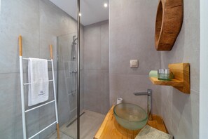 Douche, sèche-cheveux, serviettes fournies, savon