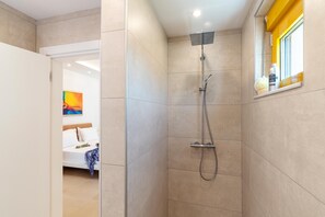Ensemble baignoire-douche, séchoir à cheveux